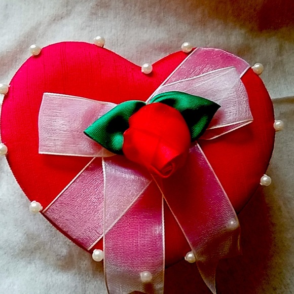 Heart Shaped Padded Red Gift Box - Picture 4 of 6